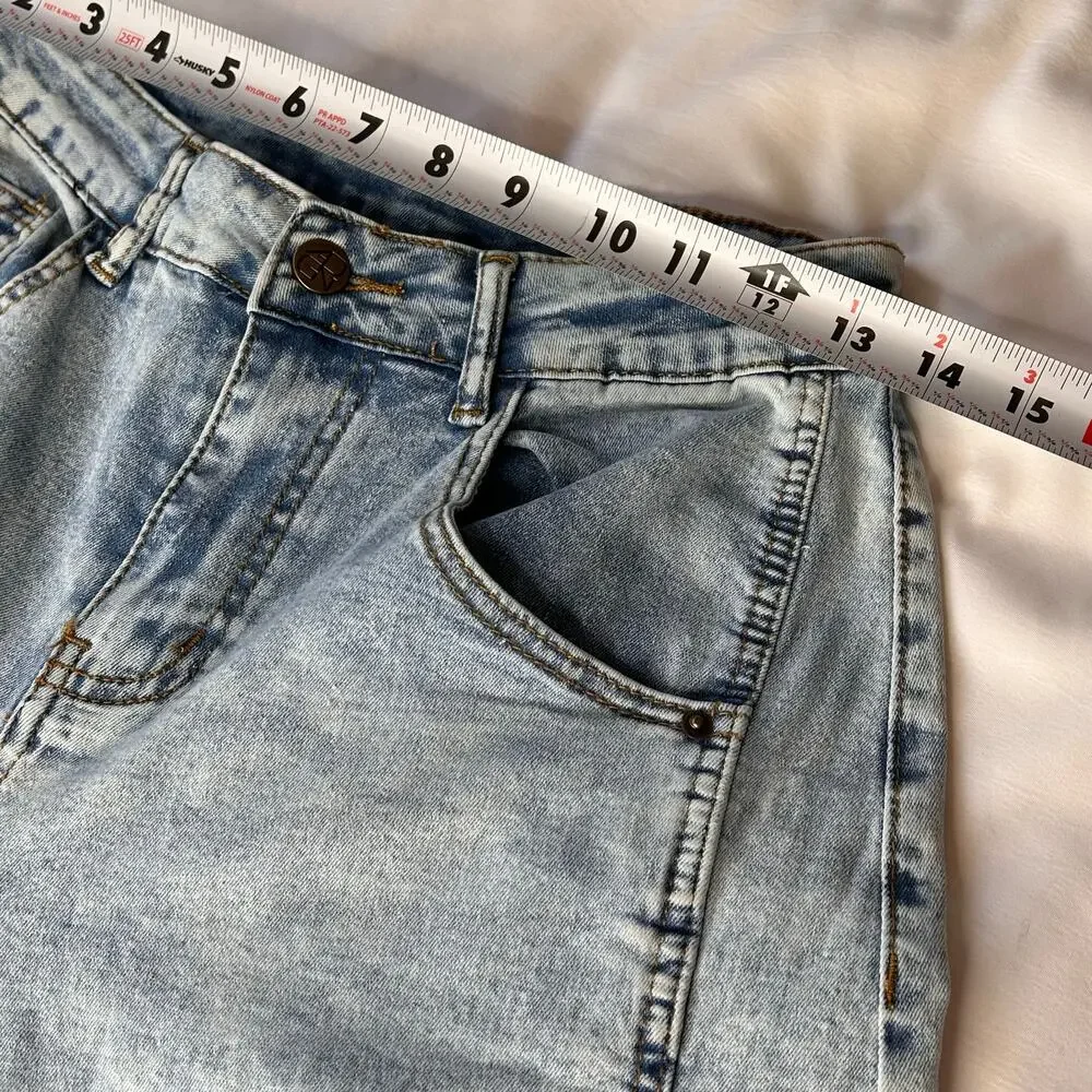 NWOT Jeans Women Small 28 Wide Leg Barrel Leg Light Wash Mid Rise Skater Y2K